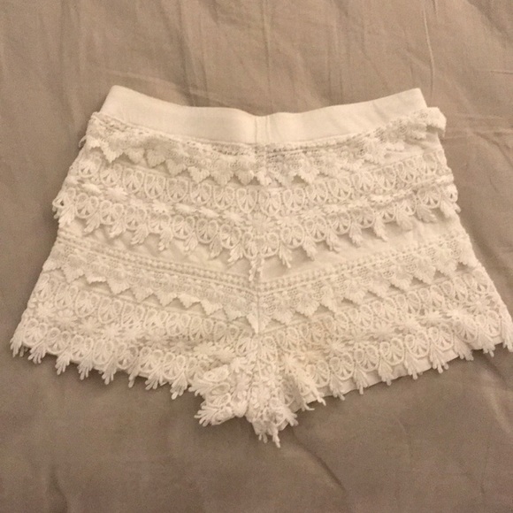 White, mid-rise lace shorts - Picture 3 of 3